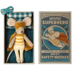 Maileg Knuffelmuis Kleine Broer In Luciferdoosje - Superheld - 10 Cm -Speelgoedwinkel maileg knuffelmuis grote broer superheld2
