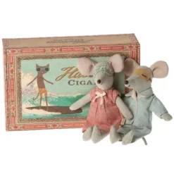 Maileg Knuffelmuis Vader En Moeder In Sigarendoosje Ruitjespyjama - 15 Cm -Speelgoedwinkel maileg knuffelmuis knuffelmuis vader en moedermuis in sigarendoosje ruitjespyjama1