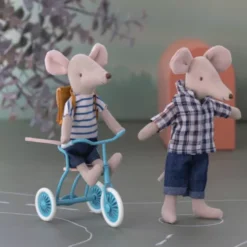 Maileg Knuffelmuis Vader Geruite Blouse - 15 Cm 11 Maileg Knuffelmuis Vader Geruite Blouse - 15 Cm -Speelgoedwinkel maileg knuffelmuis vader geruite blouse 15 cm 1