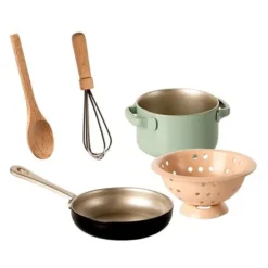 Maileg Poppenhuis Fornuis Met Kookgerei - 8 Cm -Speelgoedwinkel maileg poppenfornuis 1