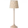 Maileg Poppenhuis Schemerlamp - Powder - 20,5 Cm -Speelgoedwinkel maileg poppenhuis schemerlamp powder 20 5 cm 1
